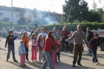 Betty ed Alessandro aiutano i bimbi a rompere le pignatte